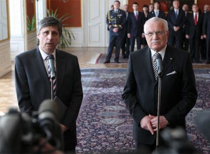 Jan Fischer, junto al presidente Vaclav Klaus, en la rueda de prensa posterior a su nombramiento como primer ministro de la República Checa