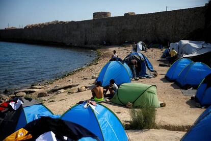 Refugiados y migrantes acampan en la isla griega de Quíos.