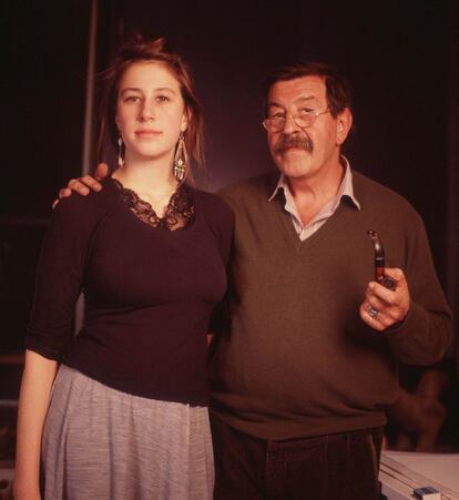 O escritor Günter Grass com a sua filha, Helena. Foto sem data