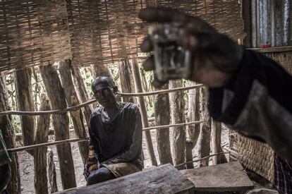 Sur de Etiopía. 2016. Aldea de Annamursi. Hombres de la etnia bodi en un bar local. En esta zona el consumo de alcohol es elevado y el alcoholismo se está convirtiendo en uno de los principales problemas entre las diferentes etnias del valle del Omo.