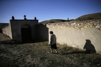 Felisa Abril Sánchez, vecina de Alustante, se dirige al cementerio del pueblo.