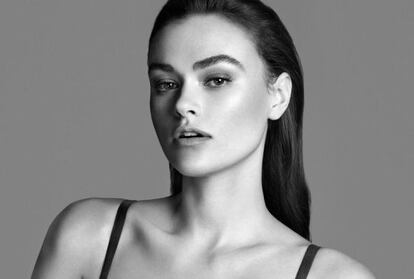 Myla Dalbesio en una campaña de Calvin Klein.