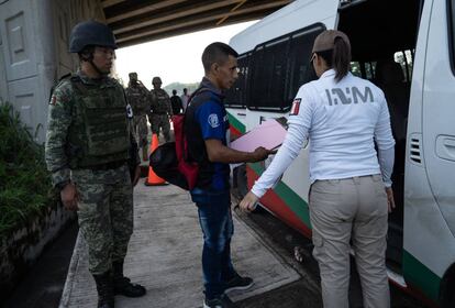 Un migrante detenido este miércoles en el retén de la entrada a Tapachula.