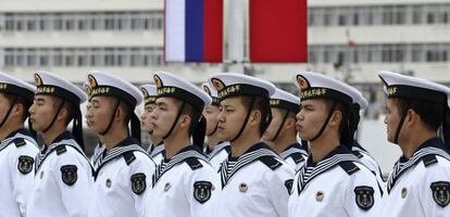 Marinheiros chineses, que participam em umas manobras com a Rússia.