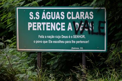 Placa pichada na entrada da cidade de São Sebastião das Águas Claras, popularmente conhecida como Macacos, diz que distrito pertence a Vale. 