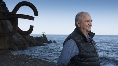 Juan Mari Arzak, en uno de sus rincones favoritos de San Sebastián: el Peine del viento, de Eduardo Chillida y Luis Peña Ganchegui.