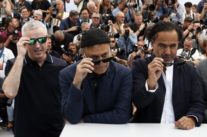 El director Alejandro González Iñárritu, presidente del jurado, y los miembros Robin Campillo y Enki Bilal, posan para la foto.
