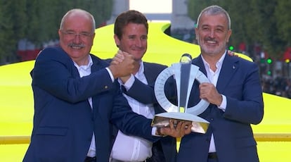 El alcalde de Barcelona, Jaume Collboni, recoge el testigo del Tour de Farncia en París.