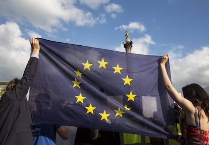 Un grupo de personas se concentran en la plaza Trafalgar, de Londres, a favor de la permanencia de Reino Unido en la UE.
