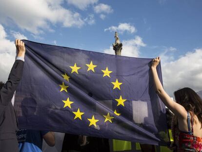 Un grupo de personas se concentran en la plaza Trafalgar, de Londres, a favor de la permanencia de Reino Unido en la UE.