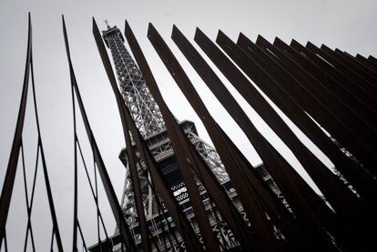 Vistas de la nueva cerca de acero que reforzará los alrededores de la Torre Eiffel en París.