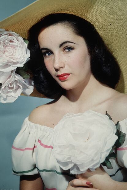 Elizabeth Taylor, otra de las que decidió decorar su sombrero con flores. Poco prácticos en playas y piscinas, pero muy fotogénicos.