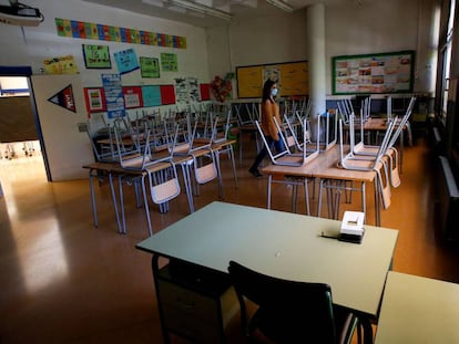 Vista d'una aula buida de l'escola L'Estel de Barcelona.