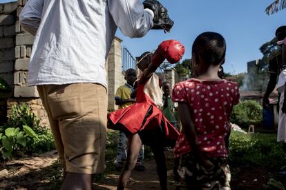 En la foto, Isaac enseña algunas técnicas de king boxing como autodefensa a una de las niñas que ha conseguido sacar de la calle. Para ella encontró una familia de acogida en Mengo.