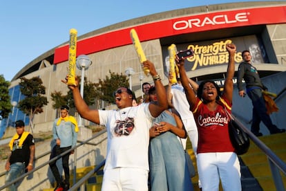 Celebración de algunos aficionados de los Cavaliers en Oakland.