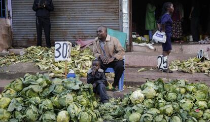 Un vendedor callejero ofrece repollos el 24 de marzo de 2020, justo después de que el Gobierno de Kenia ordenara el cierre de los mercados al aire libre, en el suburbio de Mathare.