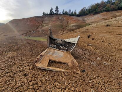 El Servicio Forestal de EE UU informó del hallazgo de un bote de la Segunda Guerra Mundial hundido en el lago Shasta, al norte de California.