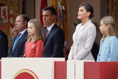 Desde la izquierda, el presidente del Senado, Pío García-Escudero, el del Gobierno, Pedro Sánchez, la princesa Leonor, la reina Letizia y la infanta Sofía, en la tribuna durante el desfile de las Fuerzas Armadas.