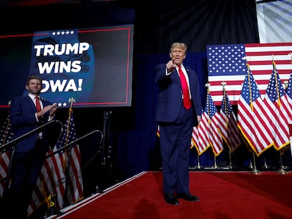 Donald Trump, junto a su hijo Eric, recibía los aplausos de sus seguidores este lunes en los 'caucus' de Iowa.