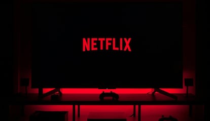 Tele con el logo de Netflix en la pantalla