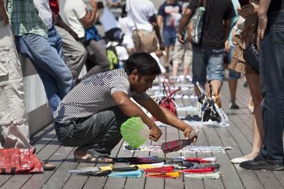Manteros en la Rambla del Mar de Barcelona.