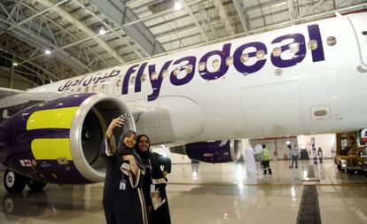 Empleadas de Flydeal toman un selfie en la inauguración del aeropuerto King Abdulaziz, en Jeddah. 
