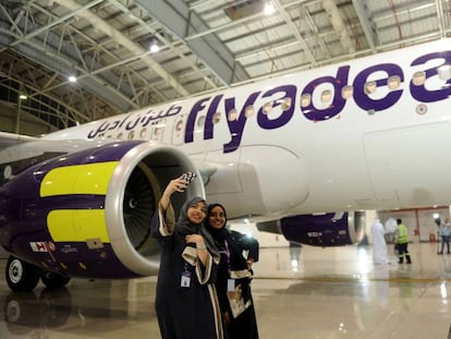 Empleadas de Flydeal toman un selfie en la inauguración del aeropuerto King Abdulaziz, en Jeddah.