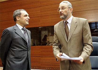 Rafael Simancas, portavoz del PSOE en la Asamblea, a la izquierda, y Fausto Fernández, portavoz de IU, antes de iniciar el debate.