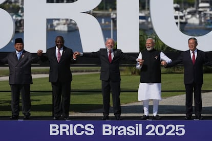 El presidente Lula, con los presidentes de Indonesia, Sudáfrica y los primeros ministros de India Y China, este domingo en la cumbre de los BRICS en Río.