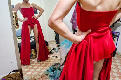 Demetria, una 'drag queen' libanesa, comprueba su vestido antes de salir actuar en El Baile.