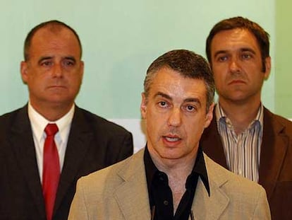 Urkullu, delante de Joseba Egibar (izquierda) y Unai Ziarreta.