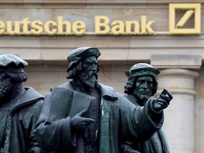 Una estatua ante el logo de una oficina de Deutsche Bank en Fráncfort (Alemania). 