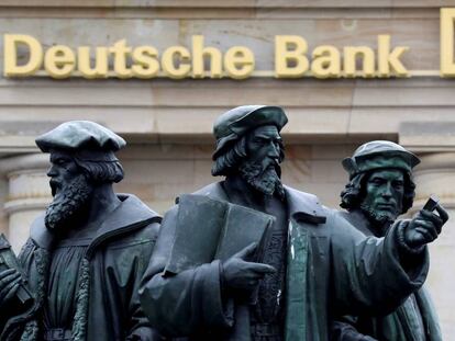 Una estatua ante el logo de una oficina de Deutsche Bank en Fráncfort (Alemania). 