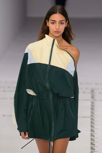 Una de las chaquetas-vestido asimétricas de Lacoste.