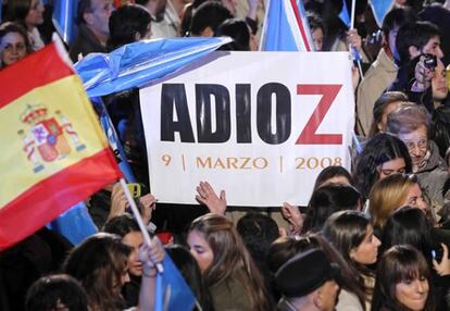 Una pancarta de 2008 entre los simpatizantes del PP en la calle Génova de Madrid