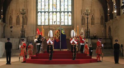 El féretro de Isabel II reposa desde este miércoles en Westminster Hall, donde miles de ciudadanos han acudido a decir adiós a la monarca.