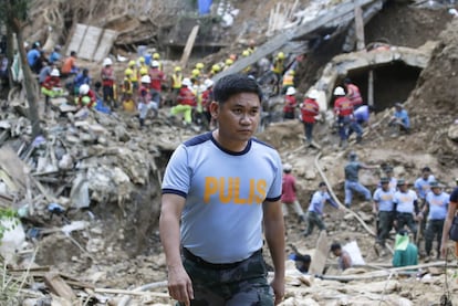 El inspector jefe de la policía filipina, Heherson Zambale, camina en el sitio donde se cree que las víctimas fueron enterradas en un deslizamiento de tierra provocado por el tifón Mangkhut en Itogon.