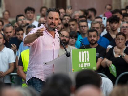 El candidato a la presidencia del gobierno de España por Vox, Santiago Abascal, durante el mitin que ha ofrecido este jueves en la Plaza de Cardenal Belluga de Murcia.
