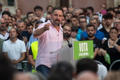 El candidato a la presidencia del gobierno de España por Vox, Santiago Abascal, durante el mitin que ha ofrecido este jueves en la Plaza de Cardenal Belluga de Murcia.