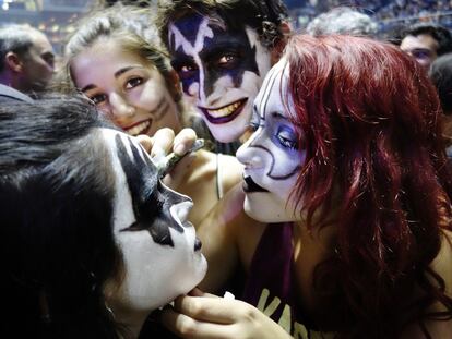 Un grupo de asistentes a un concierto de Kiss en Madrid, en la zona próxima al cantante, Paul Stanley.