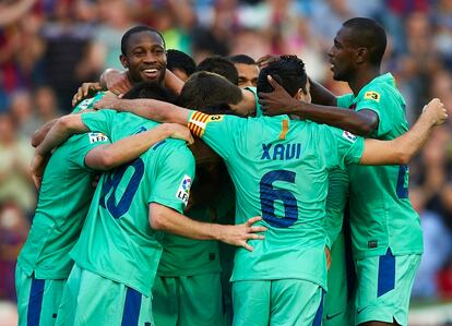Los jugadores del Barcelona se abrazan para celebrar el gol de Keita, el que les ha dado el título de Liga.
