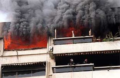Las llamas devoran la última planta del edificio situado en el número 24 de la calle de Julio Palacios. PLANO GENERAL - ESCENA