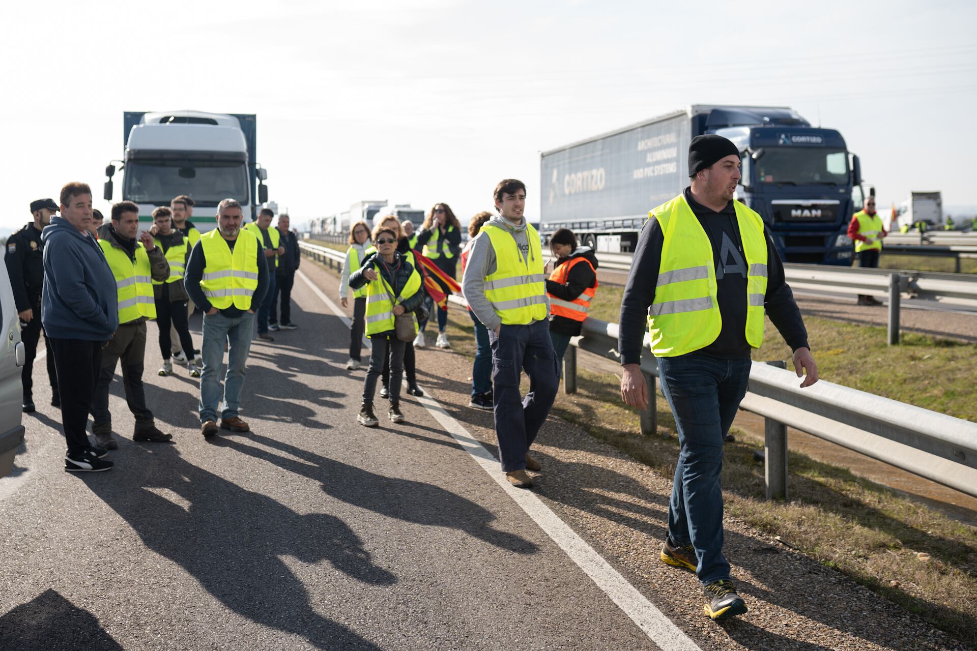 Protesta de agricultores con tractores en la A-66, a su paso por Zamora.