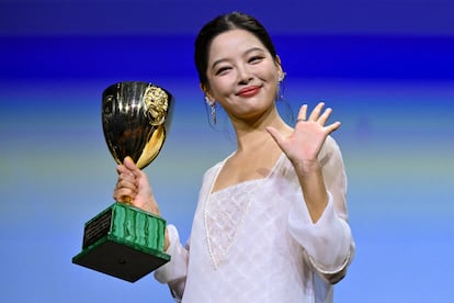 Xin Zhilei, con la Copa Volpi como mejor actriz por 'The Sun Rises on Us All'.