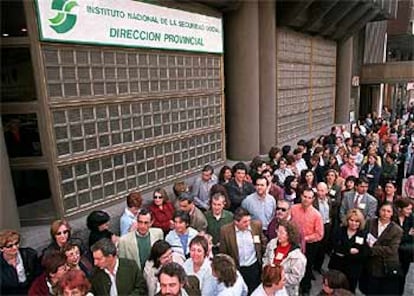 Concentración de trabajadores contra la guerra a la entrada de unas oficinas de la Seguridad Social en Madrid.