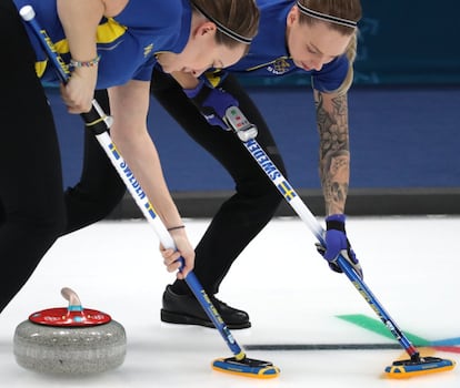 Las suecas Sofia Mabergs (derecha) y Agnes Knochenhauer durante la ronda Robin femenina de curling, entre los Atletas Olímpicos de Rusia (OAR) y Suecia en el Gangneung Curling Centre de Gangneung (Corea del Sur), el 16 de febrero de 2018.