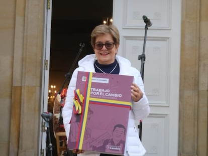 La ministra de Trabajo, Gloria Inés Ramírez, con una copia de la propuesta de Reforma Laboral