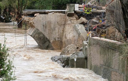 Un puente desplomado a su paso por el río Trapel tras las inundaciones en Villegailhenc (Francia). 