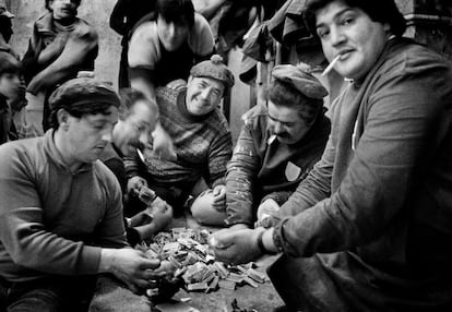 Depois da Procissão dos Mistérios, homens contam o dinheiro das oferendas. Trapani, 1992.