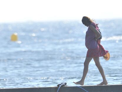 Carla Bruni, paseando por una playa cerca de Niza.